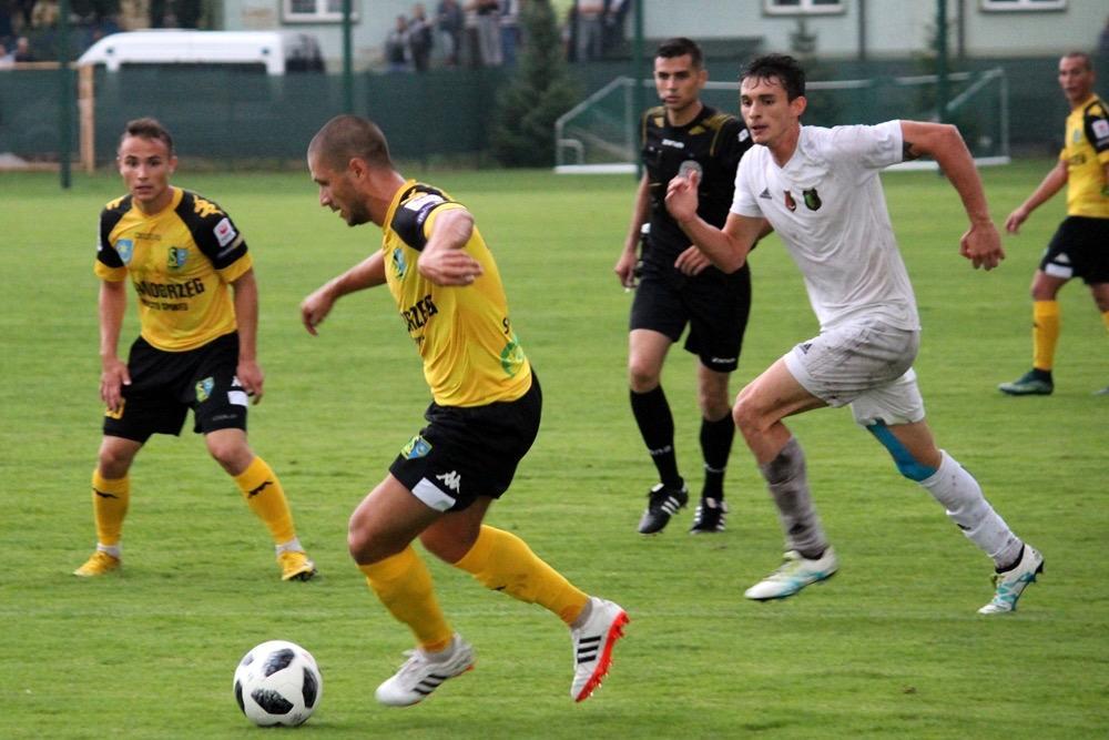 Siarka Tarnobrzeg (żółte stroje) tylko zremisowała w Wejherowie (fot. archiwum)