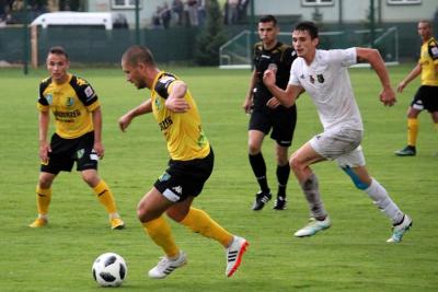 Siarka Tarnobrzeg (żółte stroje) tylko zremisowała w Wejherowie (fot. archiwum)