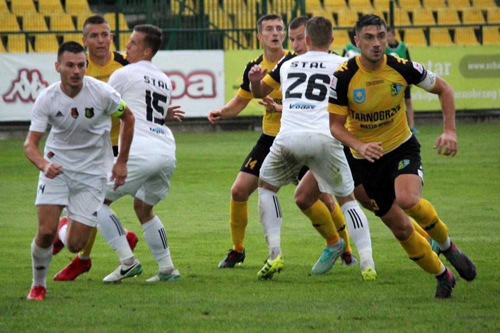 Stalówka (białe stroje) przywiozła punkt z Chorzowa (fot. Radosław Kuśmierz)