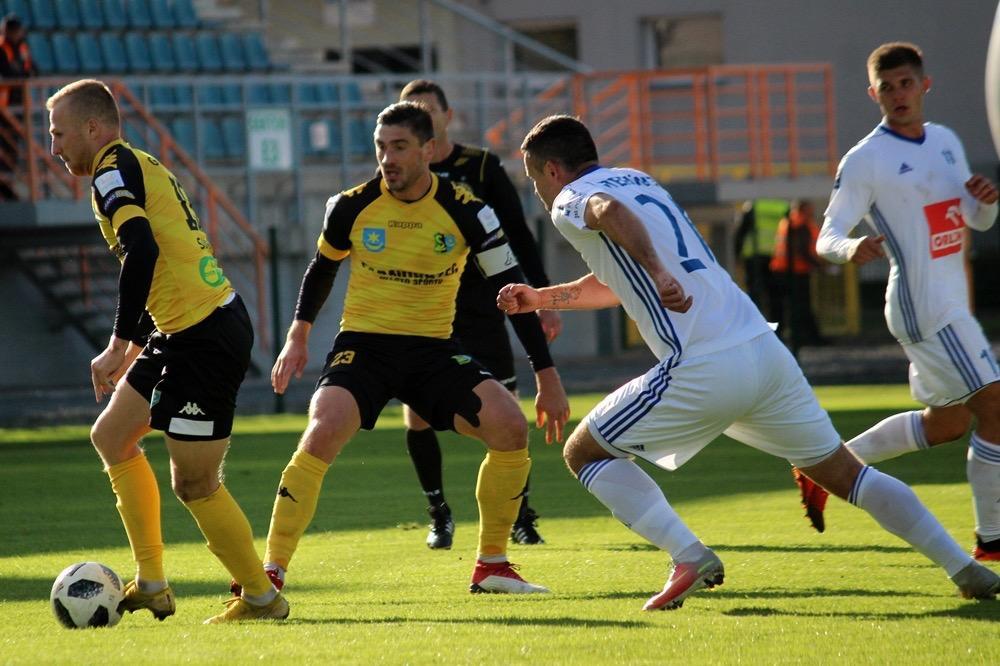 Siarka Tarnobrzeg (żółto-czarne stroje) nadal nie może się przełamać (fot. archiwum)