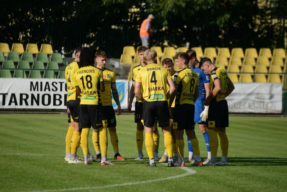 Piłkarze Siarki Tarnobrzeg rozegrali kolejny przedsezonowy sparing. Tym razem z Pogonią-Sokołem Lubaczów (fot. facebook.com/SiarkaTarnobrzeg1957)