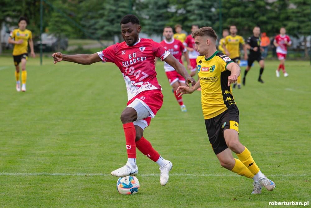 Siarka Tarnobrzeg (żółto-czarne stroje) pokonała Cosmos Nowotaniec i zdobyła wojewódzki Puchar Polski (fot. Robert Urban / roberturban.pl)