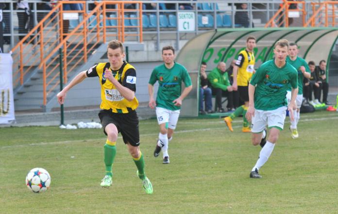 Piłkarze Siarki (żółto-czarne stroje) przegrali z Górnikiem Wałbrzych 2-3 (fot. Grzegorz Lipiec)