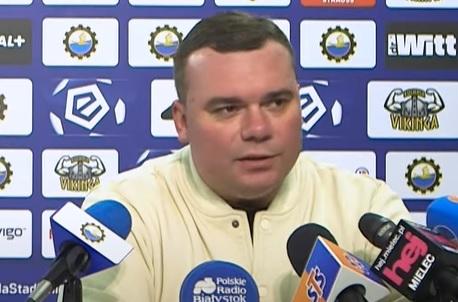 Na zdjęciu Adrian Siemieniec, trener Jagiellonii Białystok (fot. FKS Stal Mielec S.A.)
