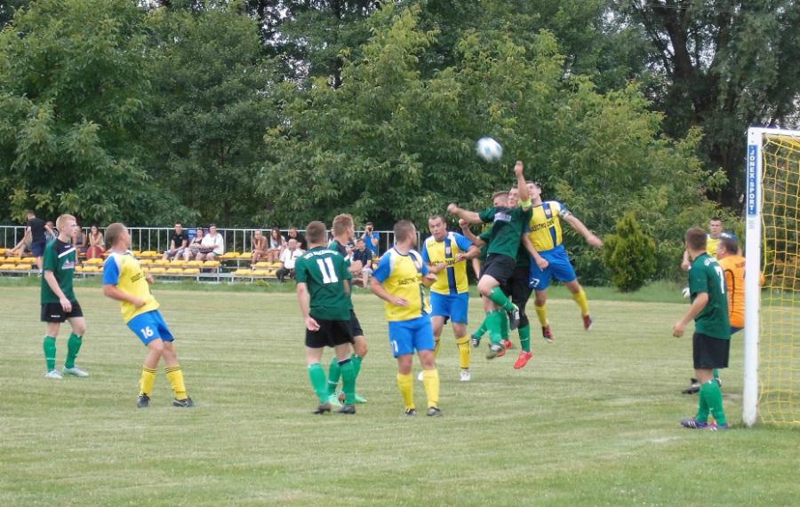 Piłkarze LZS Żabno w żółto-niebieskich strojach. Zdjęcie pochodzi z meczu z SKS-em Racławice (fot. archiwum)