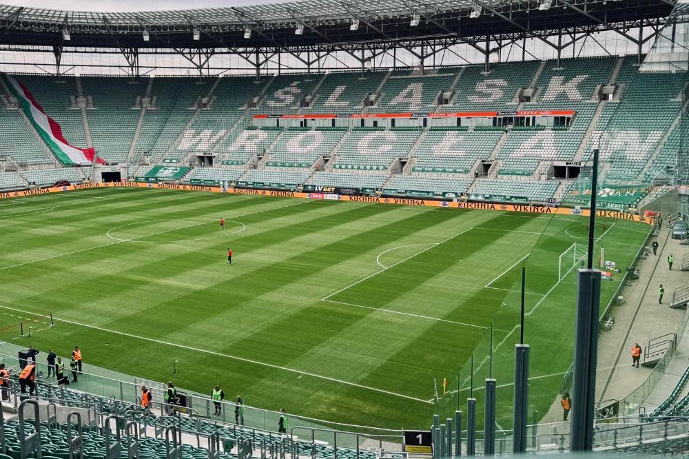 Puszcza Niepołomice z Wrocławia wraca bez punktów i wciąż jest bez wygranej w tym sezonie rozgrywek Betclic 1. Ligi (fot. facebook.com/mkspuszczaniepolomice)