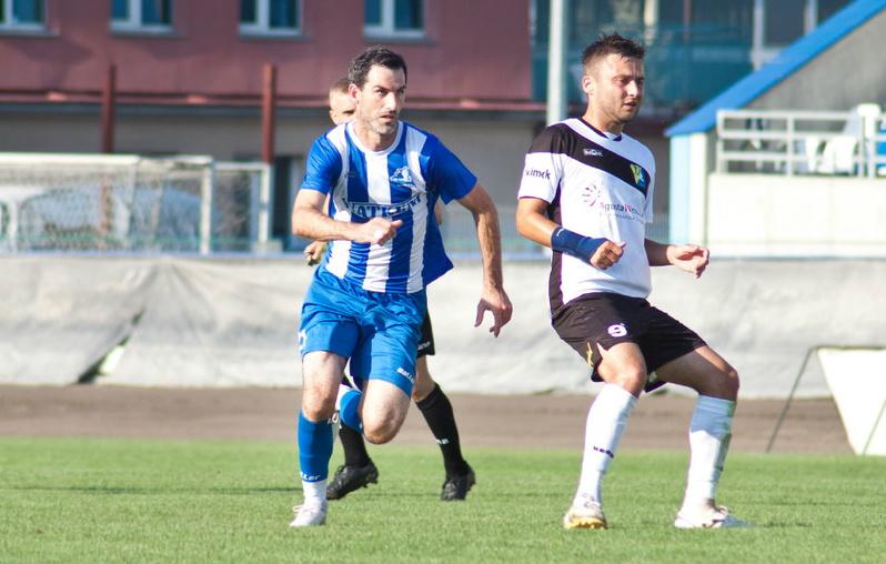 Sławomir Szeliga (z lewej) znów strzela gole dla Stali Rzeszów, w której przed laty rozpoczynał piłkarską karierę (fot. stalrzeszow.pl)