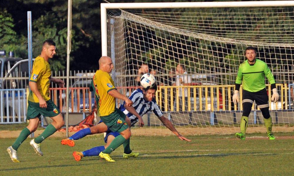 Sokół Kolbuszowa Dolna w żółto-zielonych strojach.