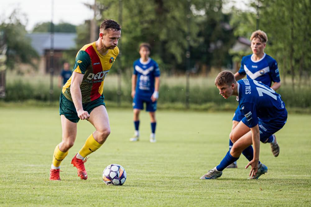 Sokół Kolbuszowa Dolna (zielono-czerwono-żółte stroje) wygrał z Błękinymi Ropczyce 3-0 w pierwszym przedsezonowym sparingu (fot. facebook.com/SokolKD)