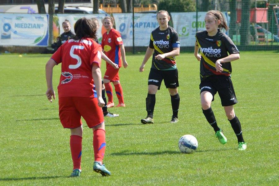 Zawodniczki Sokoła Kolbuszowa Dolna (czarne stroje) odniosły kolejne ligowe zwycięstwo (fot. facebook.com/SokolKD)