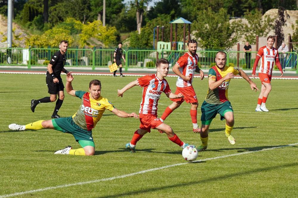 Sokół Kolbuszowa (żółto-zielone stroje) i Orzeł Przeworsk to dwa kluby, który na walkowerac mogłyby zyskać (fot. facebook.com/SokolKD)