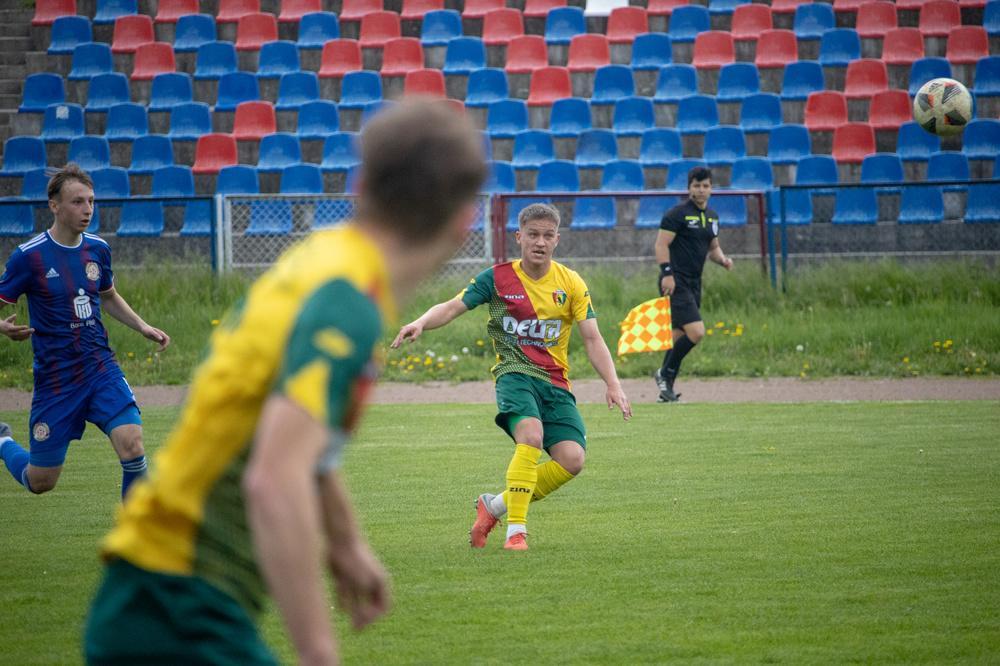 Piłkarze Sokoła Kolbuszowa w zielono-czerwono-żółtych strojach (fot. Grzegorz Gajdzik / archiwum