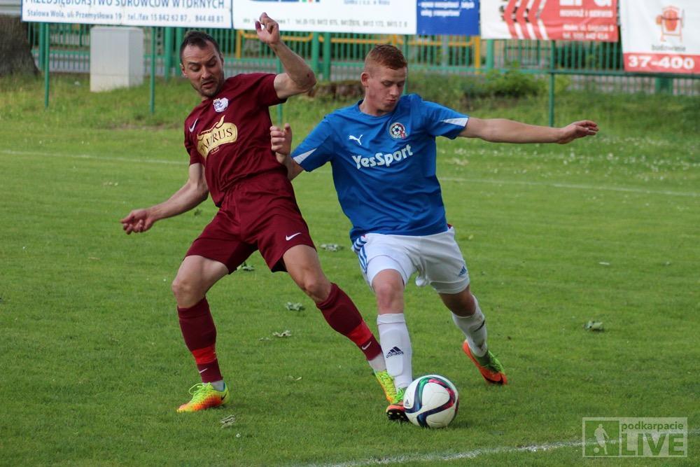 Dawid Florian (na zdjęciu z lewej) w rundzie wiosennej będzie grał w Czarnych Jasło.