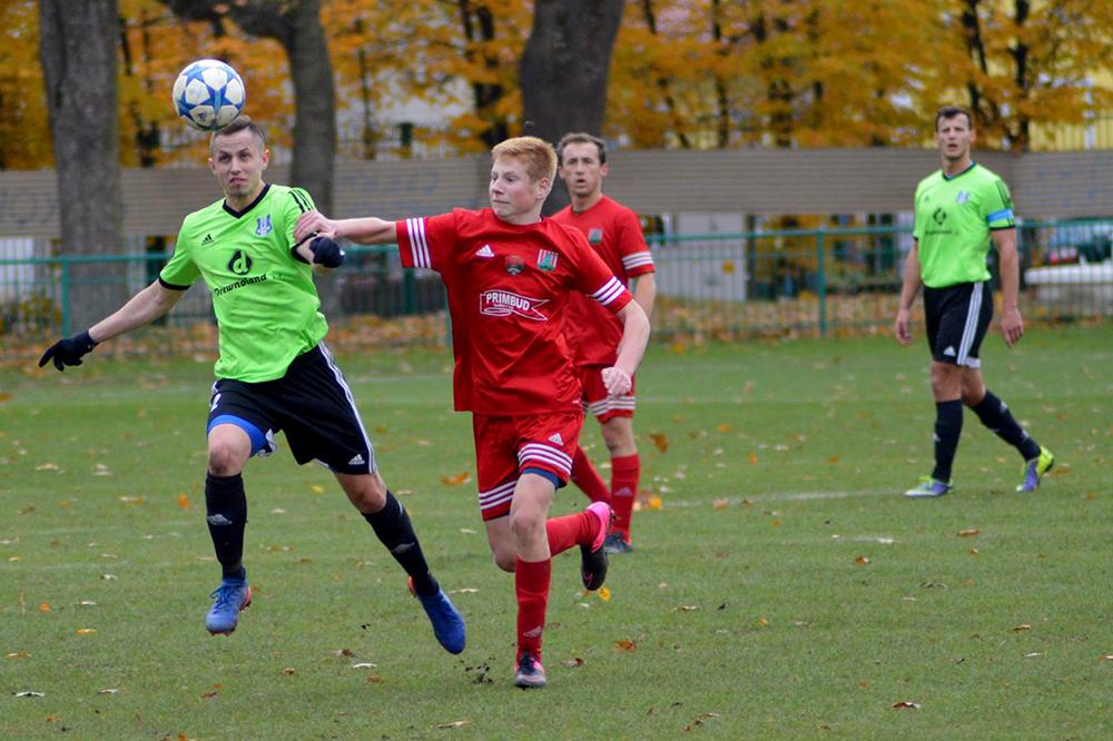 Sokół Sieniawa (jasne koszulki) wygrał w Nisku 1-0.