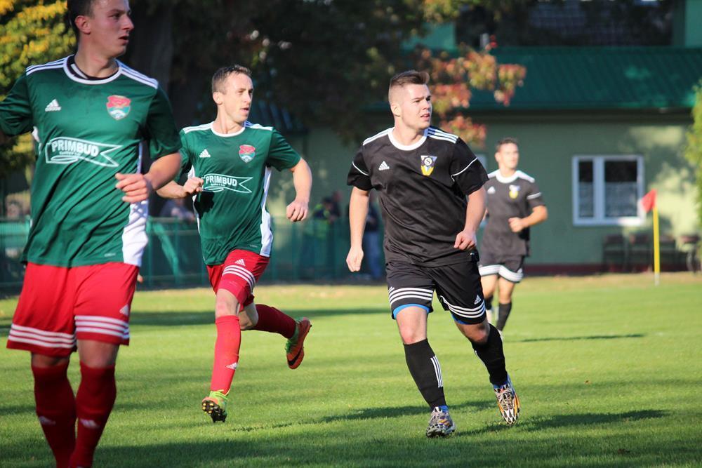 Sokół Nisko (zielone stroje) urwał punkt Polonii Przemyśl (fot. Radosław Kuśmierz)