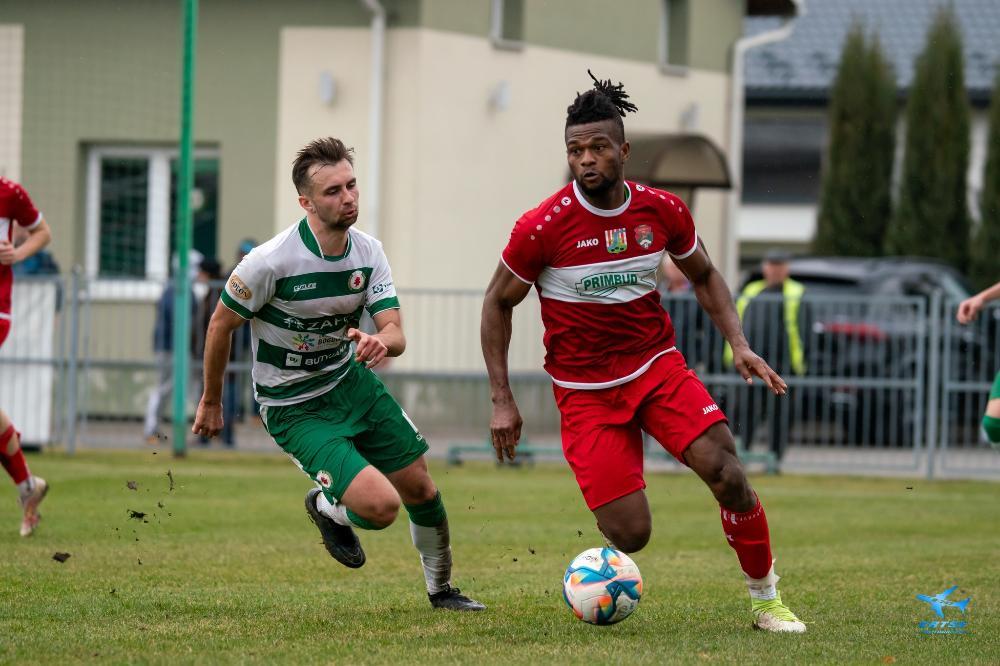 Sokół Nisko (w czerwonych strojach) wygrał z KS-em Wiązownica 2-0. Na zdjęciu Daniel Kelechi (fot.  (fot. KRTSE Photography / archiwum)