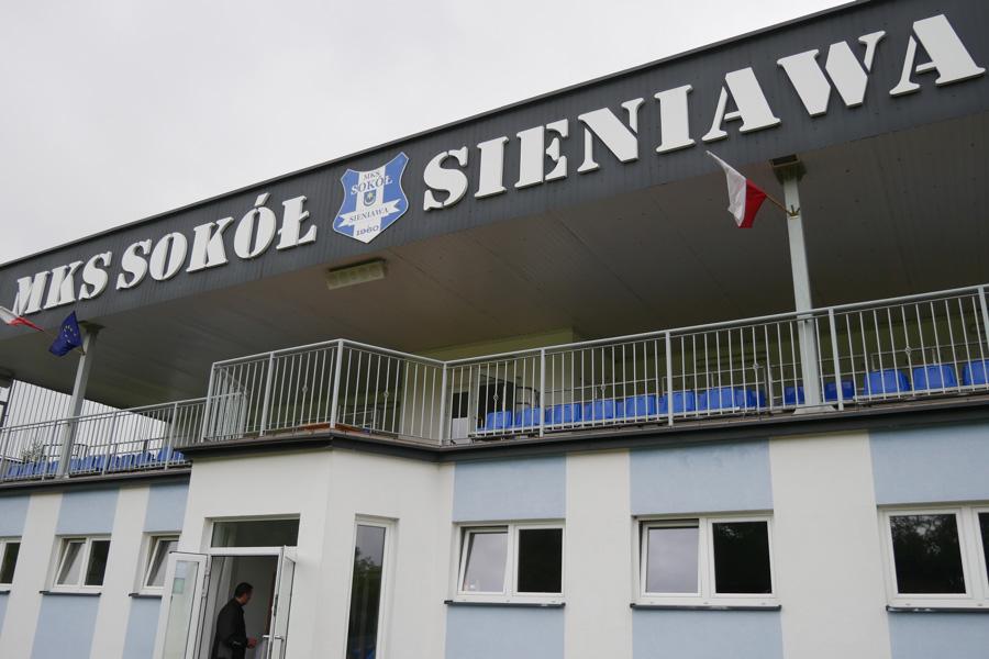 Już niedługo na stadionie Sokoła w Sieniawie mogą zagościć 3-ligowe drużyny (fot. kairo).