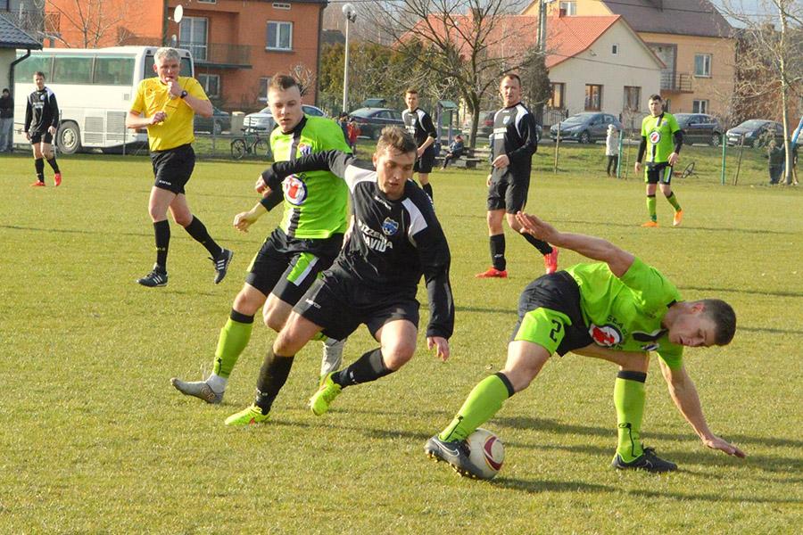 Piłkarze Wisłoka Wiśniowa na zdjęciu w czarnych strojach (fot. archiwum)