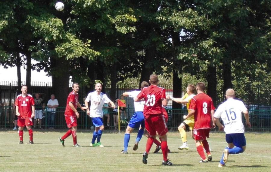 Sokół Nisko (na czerwono) wygrał z Bukową Jastkowice na inaugurację rozgrywek.