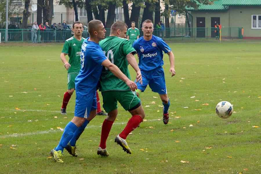 Piłkarze Sokoła Nisko (zielone stroje) rozpoczęli treningi (fot. archiwum)