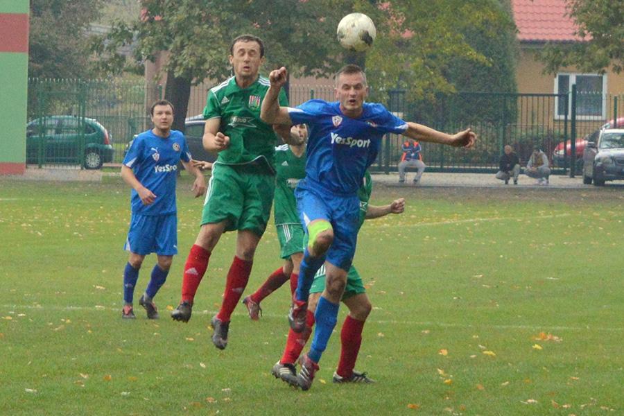 Cosmos Nowotaniec (niebieskie stroje) wygrał 2-0 z Wiązownicą (fot. archiwum)