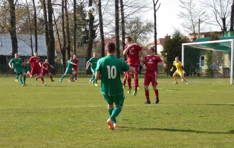 Piłkarze Sokoła Nisko (czerwone stroje) zremisowali u siebie z Wisłokiem Wiśniowa (fot. archiwum)