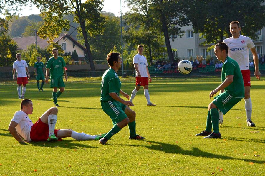 Sokół Nisko (zielone stroje) wygrał z KS Wiązownica 2-0.