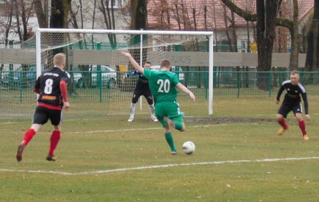 Piłkarze Sokoła Nisko (zielone stroje) wygrali w Besku 2-1.
