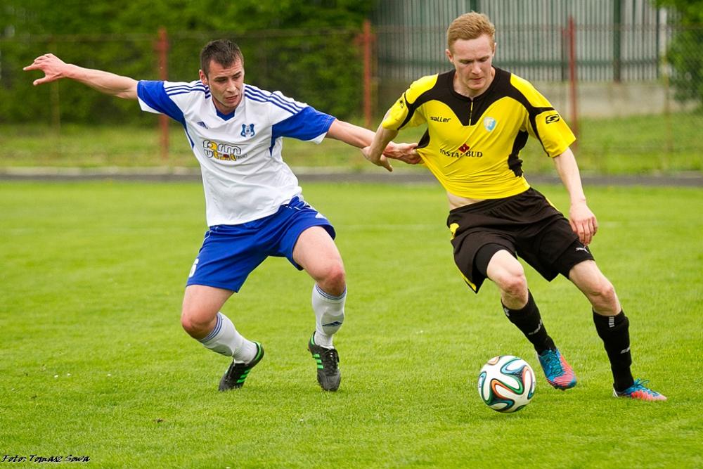 Sokół Sieniawa (biało-niebieskie stroje) pokonali Avię 1-0 (fot. Tomasz Sowa)