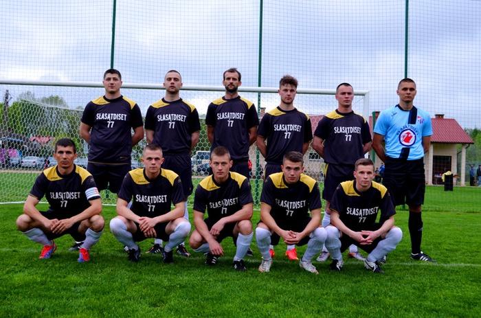 Piłkarze Sokoła Sokolniki nadal są liderem klasy O Stalowa. Do końca rozgrywek dwie kolejki (fot. sokolsokolniki.futbolowo.pl)