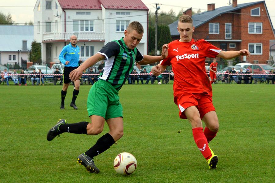Sokół Sokolniki (zielono-czarne stroje) wygrał z Klimontowianką 2-1 (fot. archiwum)