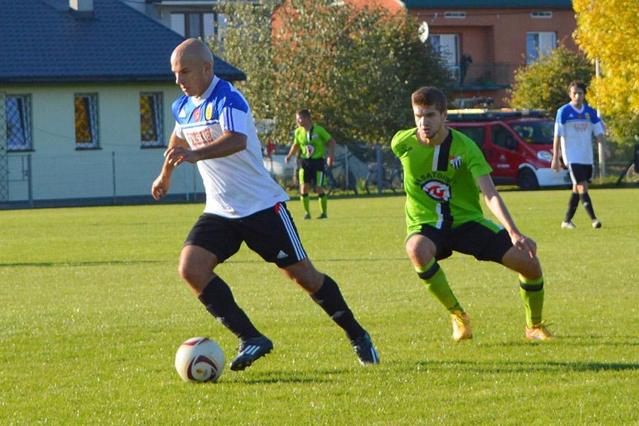 Stal Nowa Dęba (niebiesko-białe stroje) wygrała derby z Kolbuszowianką (fot. archiwum)