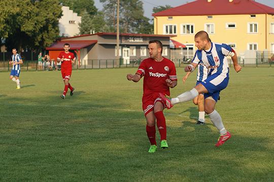 Sokół Sokołów Małopolski (biało-niebieskie stroje) pokonał KS Stobierna aż 6-0 (fot. tgsokol.com)