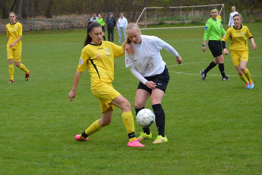 Niewiele dzieliło juniorki Sokoła (żółte stroje) od awansu do finału mistrzostw Polski. Na zdjęciu o piłkę walczy Małgorzata Kot (fot. facebook Sokoła Kolbuszowa Dolna)