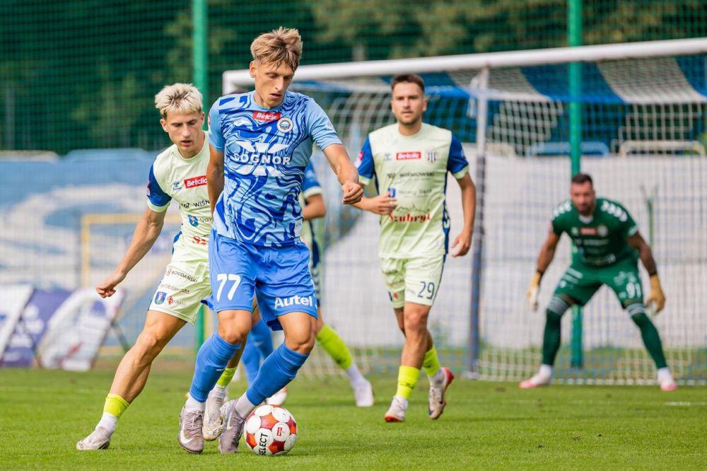 Hutnik Kraków (niebieskie stroje) bez punktów w Skierniewicach (fot. Adrian Maraś)