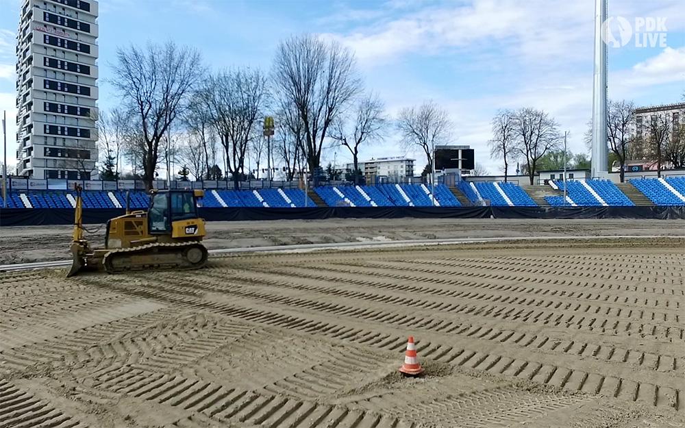Płyta główna na Stadionie Miejskim w Rzeszowie na razie jest rozpokana, ale już we wtorek pojawią się na niej pierwsze rolki trawy.