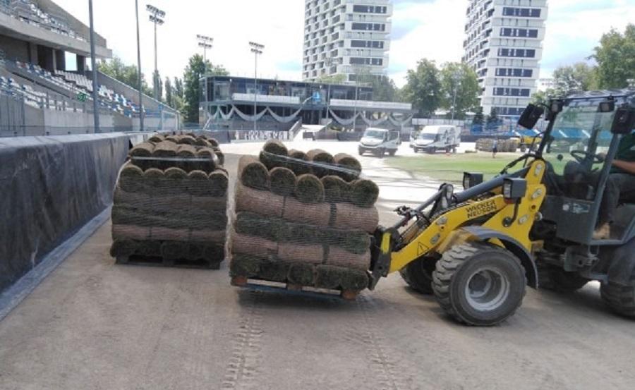 To zwinięta w roli nowa trawa, która została położona na Stadionie Miejskim w Rzeszowie. (fot. Stal Rzeszów)