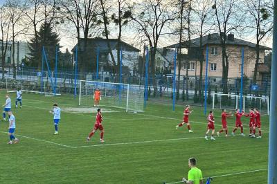 Piłkarze Polonii Przemyśl (czerwone stroje) wygrali w Gorzycach 2-1.