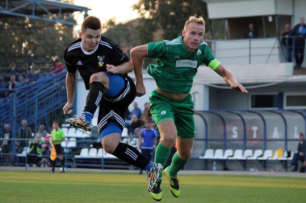 Patryk Tur (czarny strój) zdobywa zwycięską bramkę dla Stali Gorzyce (fot. archiwum)