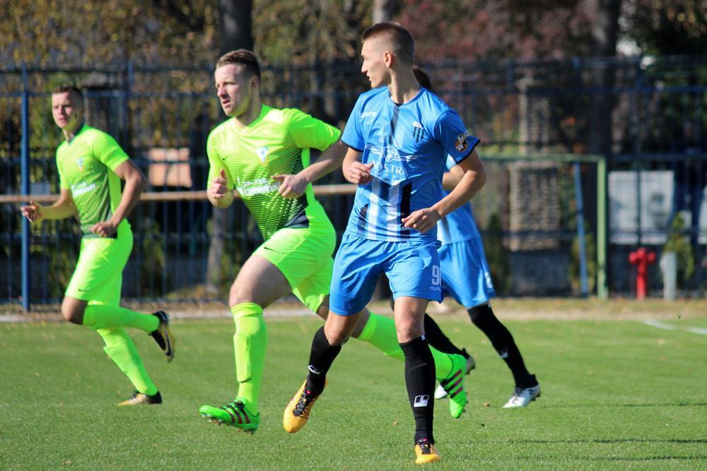 JKS Jarosław (niebieskie stroje) rozgromił Sokoła Nisko (fot. archiwum)