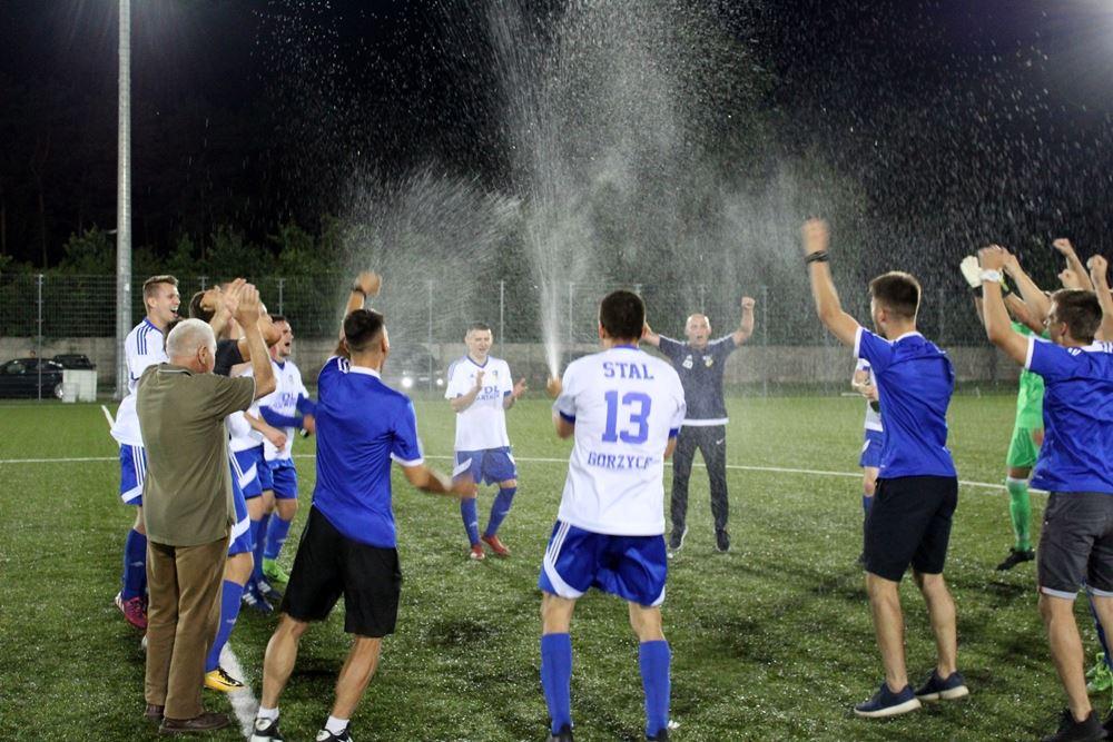 Stal Gorzyce po roku wraca do 4 ligi. Tak świętowali 