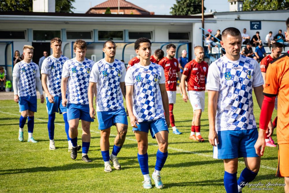 Stal Gorzyce w biał-niebieskich strojach (fot. Damian Kuziora)