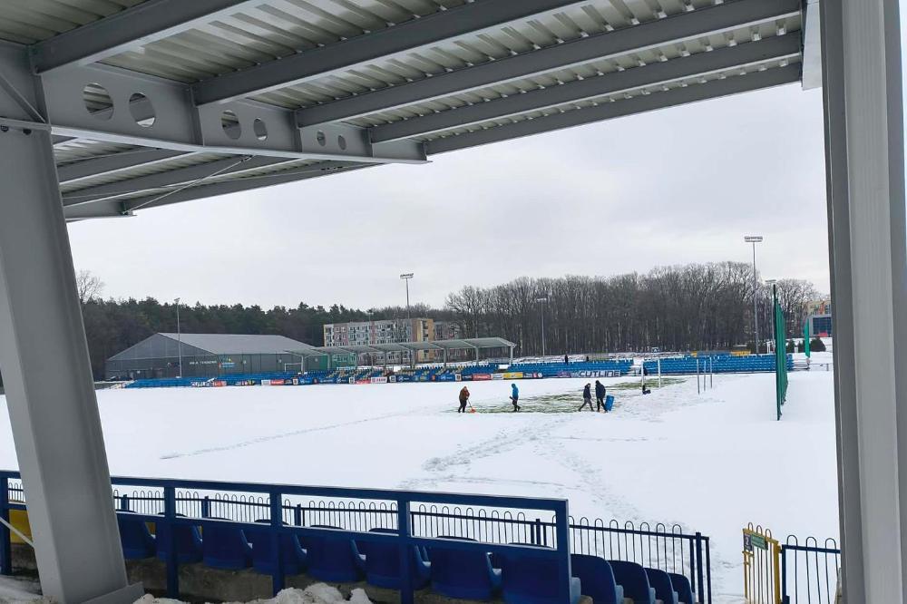Przed kilkoma dniami stadion Stali Kraśnik pomagali odśnieżać kibice (fot. facebook.com/OfficialStalKrasnik)