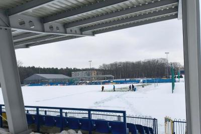 Przed kilkoma dniami stadion Stali Kraśnik pomagali odśnieżać kibice (fot. facebook.com/OfficialStalKrasnik)