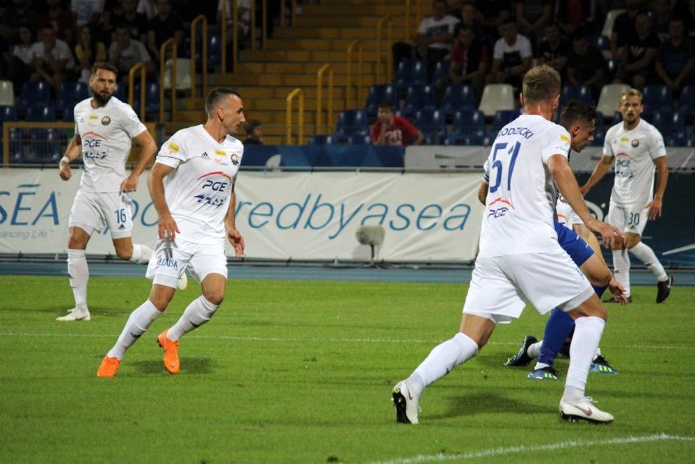 Stal Mielec (białe stroje) znowu zremisowala (fot. archiwum)