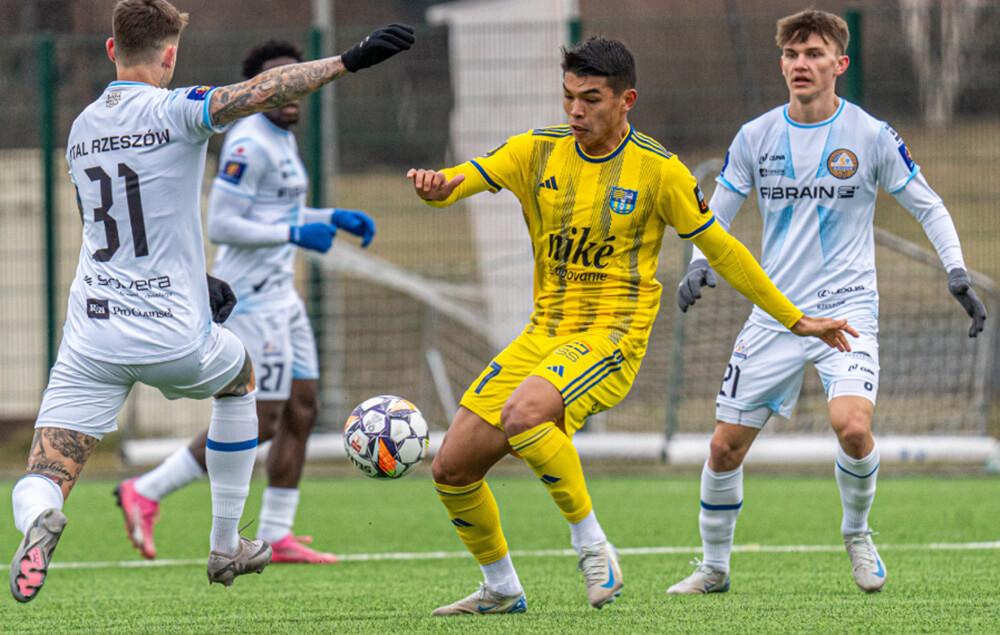 Stal Rzeszów (bialo-niebieskie stroje) zremisowała z FC Koszyce (fot. Tomáš CICOŇ / fckosice.sk)