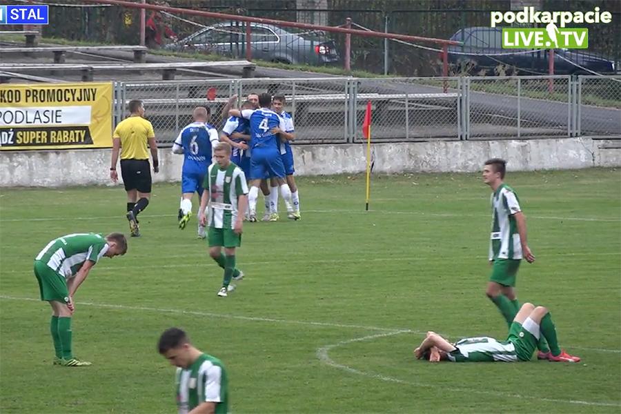 Po golu w 89. minucie Michał Lisańczuk utonął w objęcial kolegów.