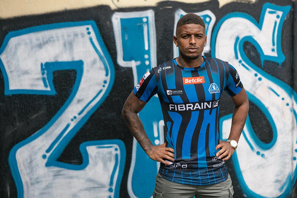 Jeden z zestawów meczowych Stali Rzeszów na sezon 2025/2026. Na zdjęciu Brazylijczyk Jonathan Junior (fot. stalrzeszow.pl)