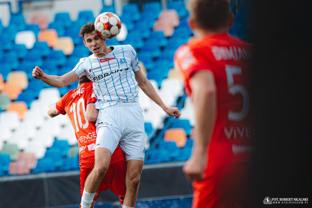 Stal Rzeszów w biało-niebieskich strojach. Na zdjęciu w walce o piłkę Marcin Kaczor (fot. Robert Skalski / stalrzeszow.pl)