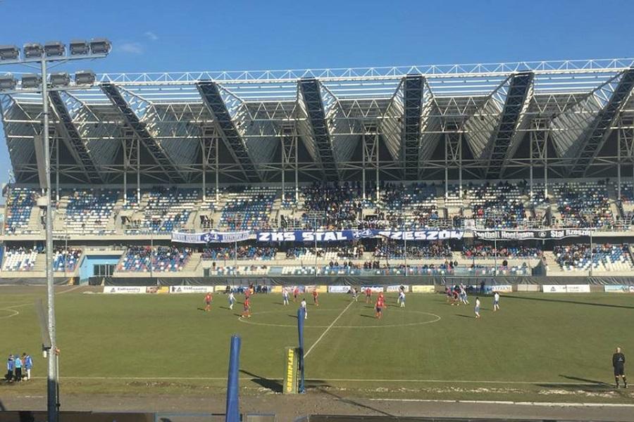 Sporo kibiców stawiło się na ul. Hetmańskiej 69. W meczu inauguracyjnym Stal Rzeszów pokonała Wisłę Sandomierz 2-1. (fot.własne)
